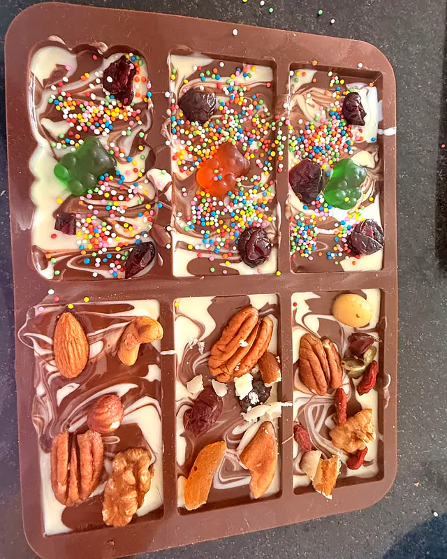 Chocolatinas artesanales con frutos secos, gomitas y chispas de colores