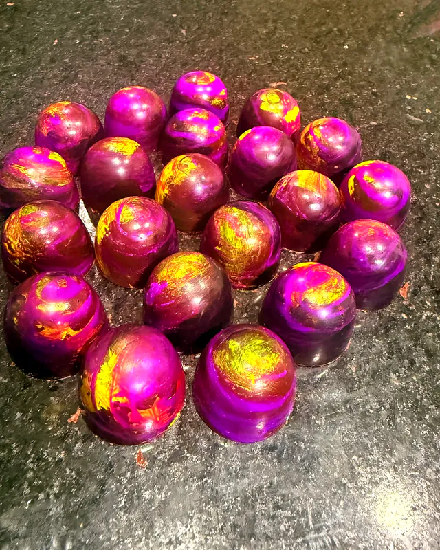 Bombones violeta con destellos dorados