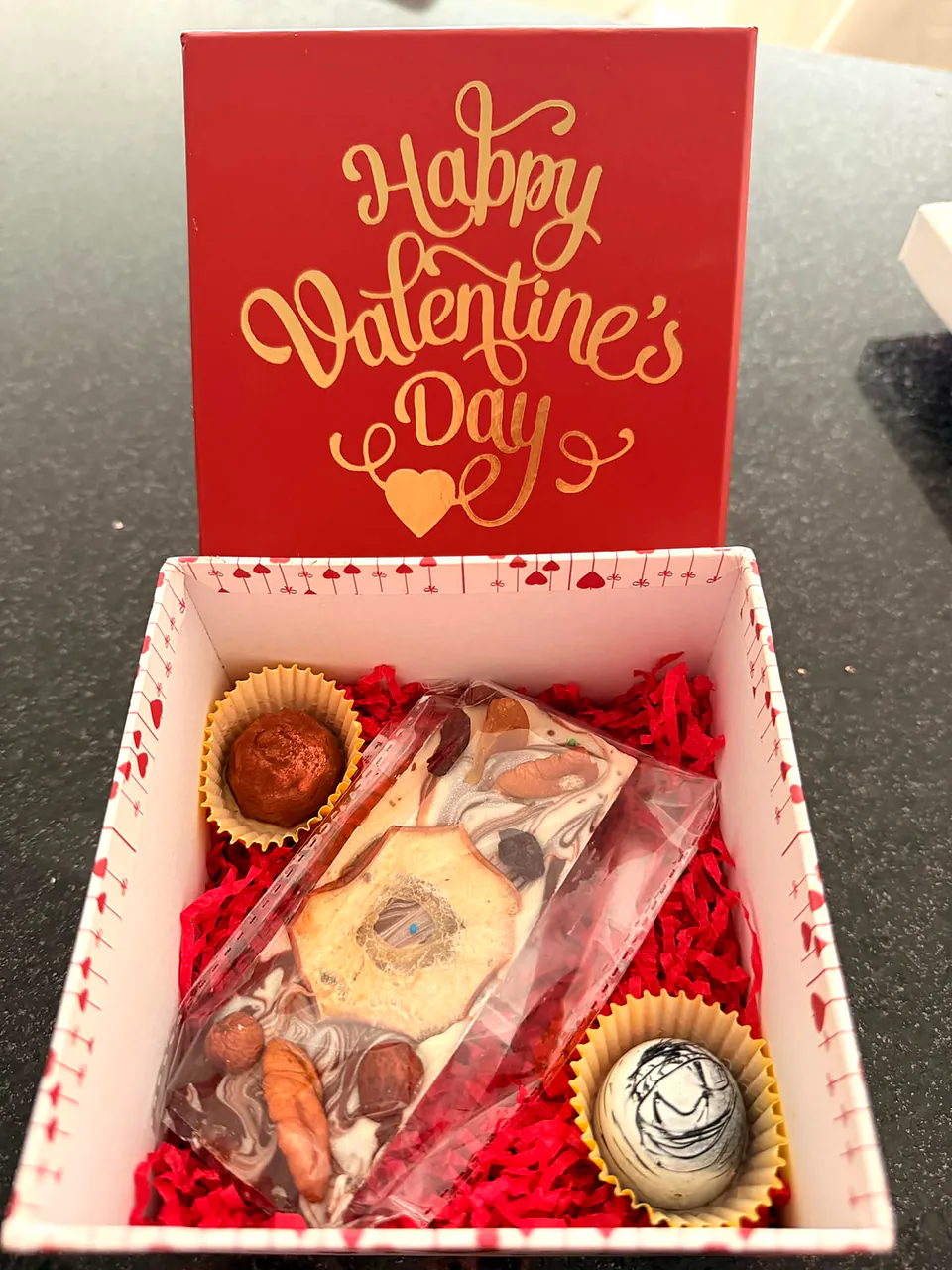 Caja de San Valentín con bombones y una chocolatina artesanal con frutos secos